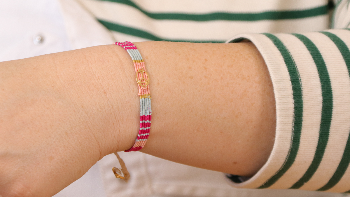 Esquema Pulsera de hilo de seda tejida con inserto de escarabajo dorado