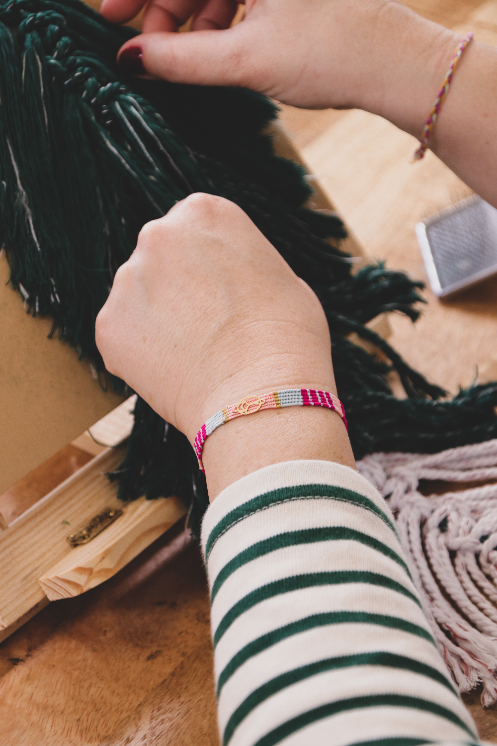 Esquema Pulsera de hilo de seda tejida con inserto de escarabajo dorado