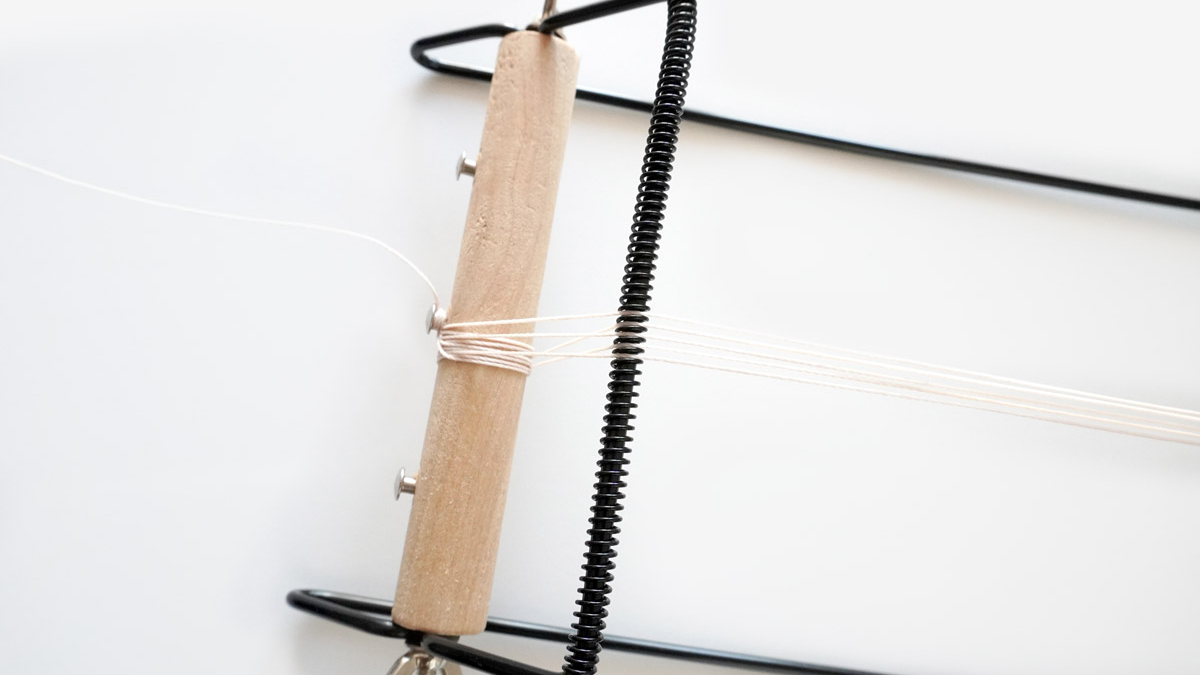 Pulsera de hilo de seda tejida con inserto de escarabajo dorado : Paso 1