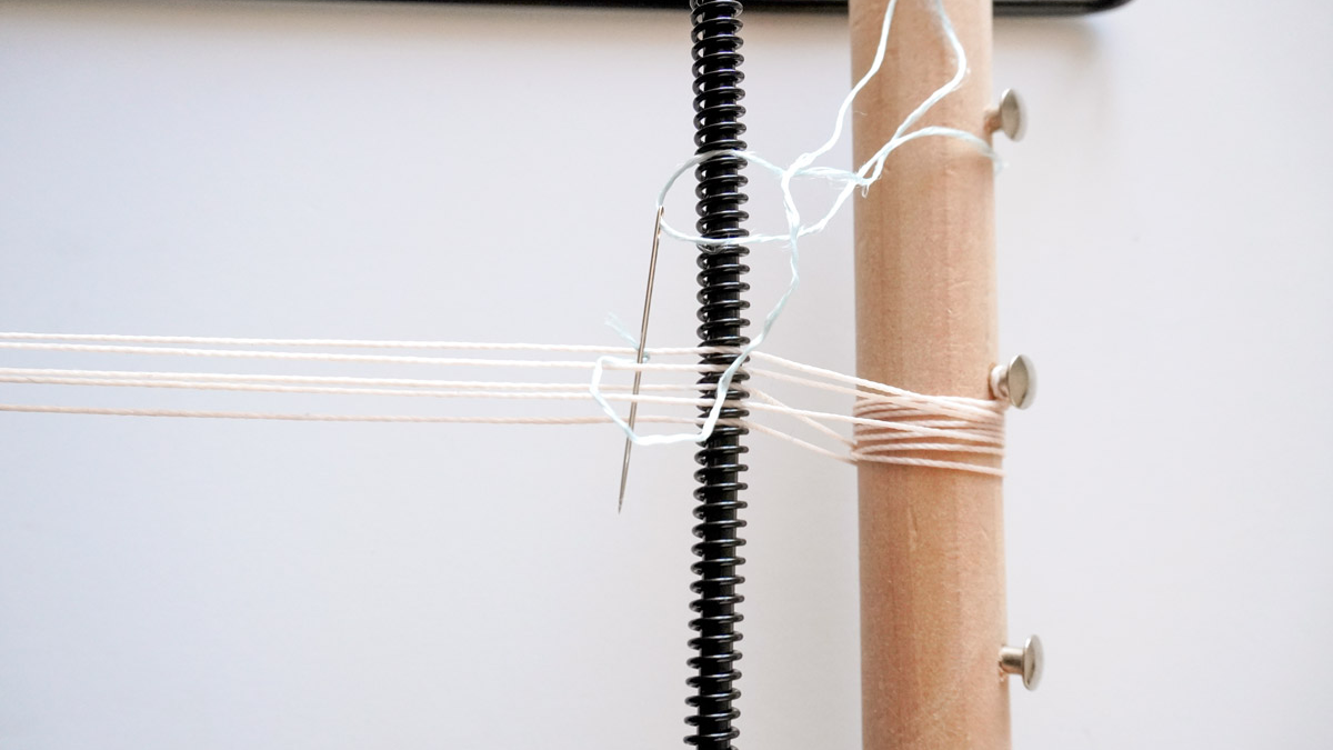 Pulsera de hilo de seda tejida con inserto de escarabajo dorado : Paso 2