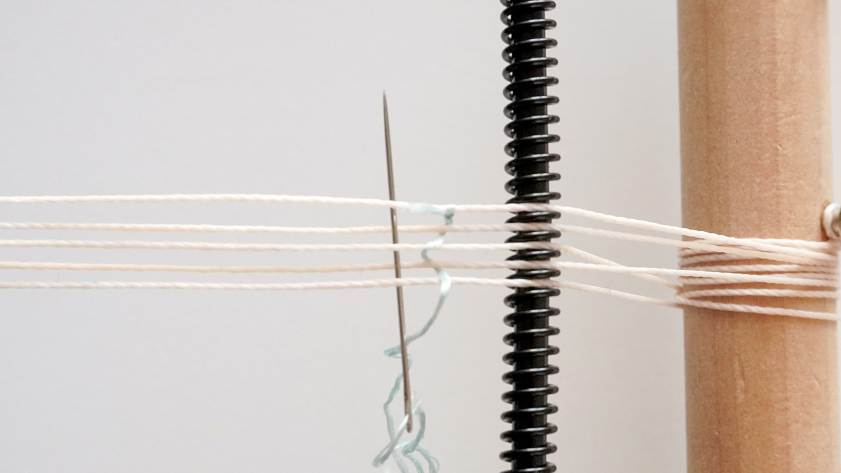 Pulsera de hilo de seda tejida con inserto de escarabajo dorado : Paso 3