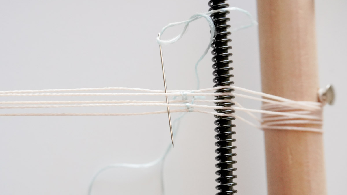 Pulsera de hilo de seda tejida con inserto de escarabajo dorado : Paso 4