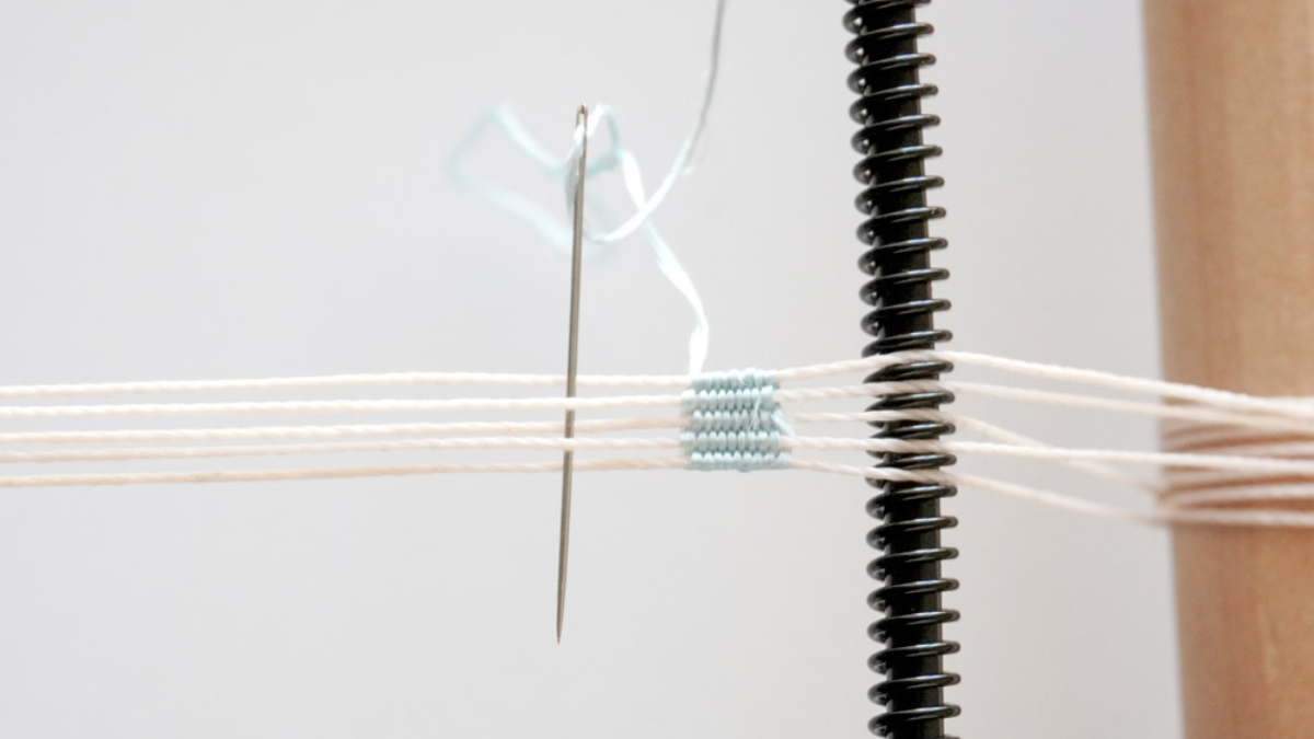 Pulsera de hilo de seda tejida con inserto de escarabajo dorado : Paso 5