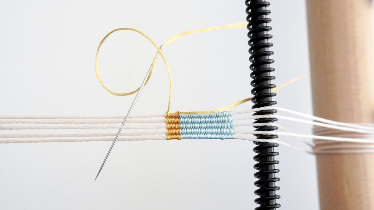 Pulsera de hilo de seda tejida con inserto de escarabajo dorado : Paso 6