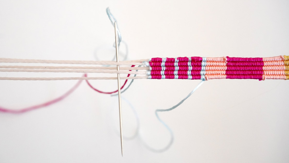 Pulsera de hilo de seda tejida con inserto de escarabajo dorado : Paso 7