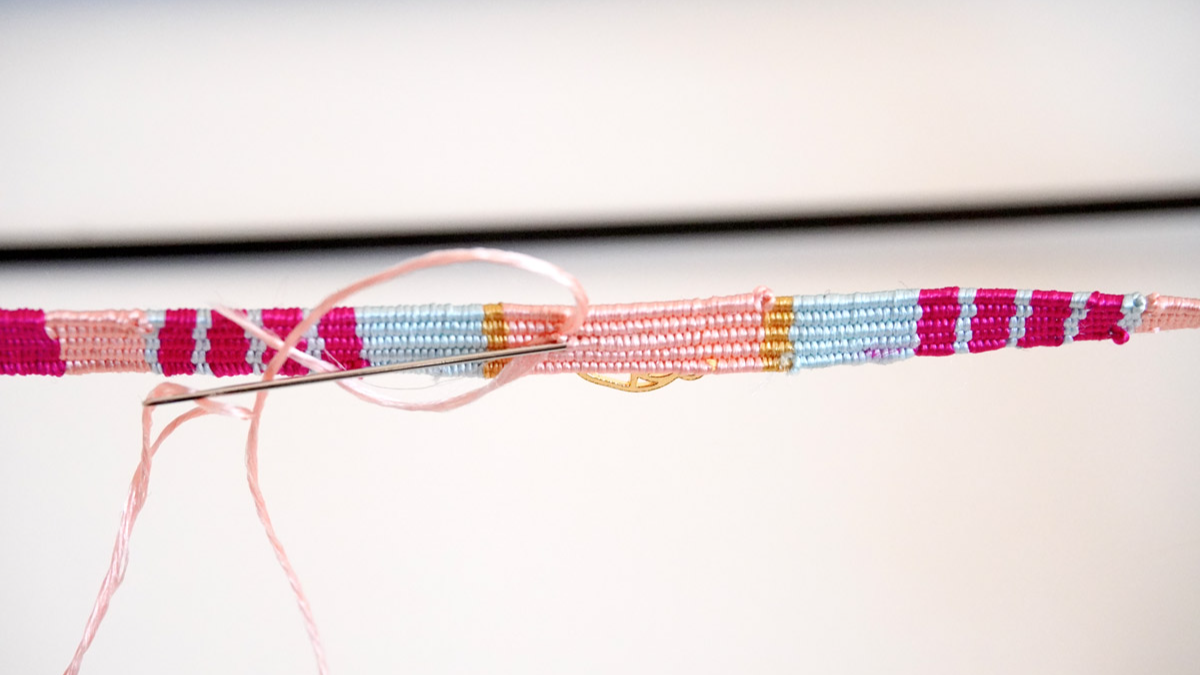 Pulsera de hilo de seda tejida con inserto de escarabajo dorado : Paso 9