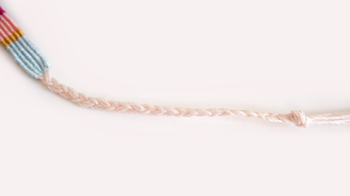 Pulsera de hilo de seda tejida con inserto de escarabajo dorado : Paso 10