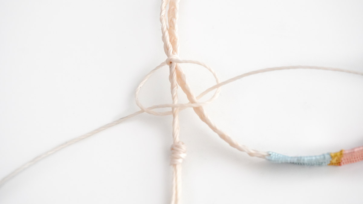 Pulsera de hilo de seda tejida con inserto de escarabajo dorado : Paso 11