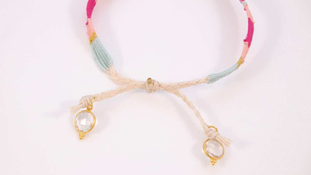 Pulsera de hilo de seda tejida con inserto de escarabajo dorado : Paso 13