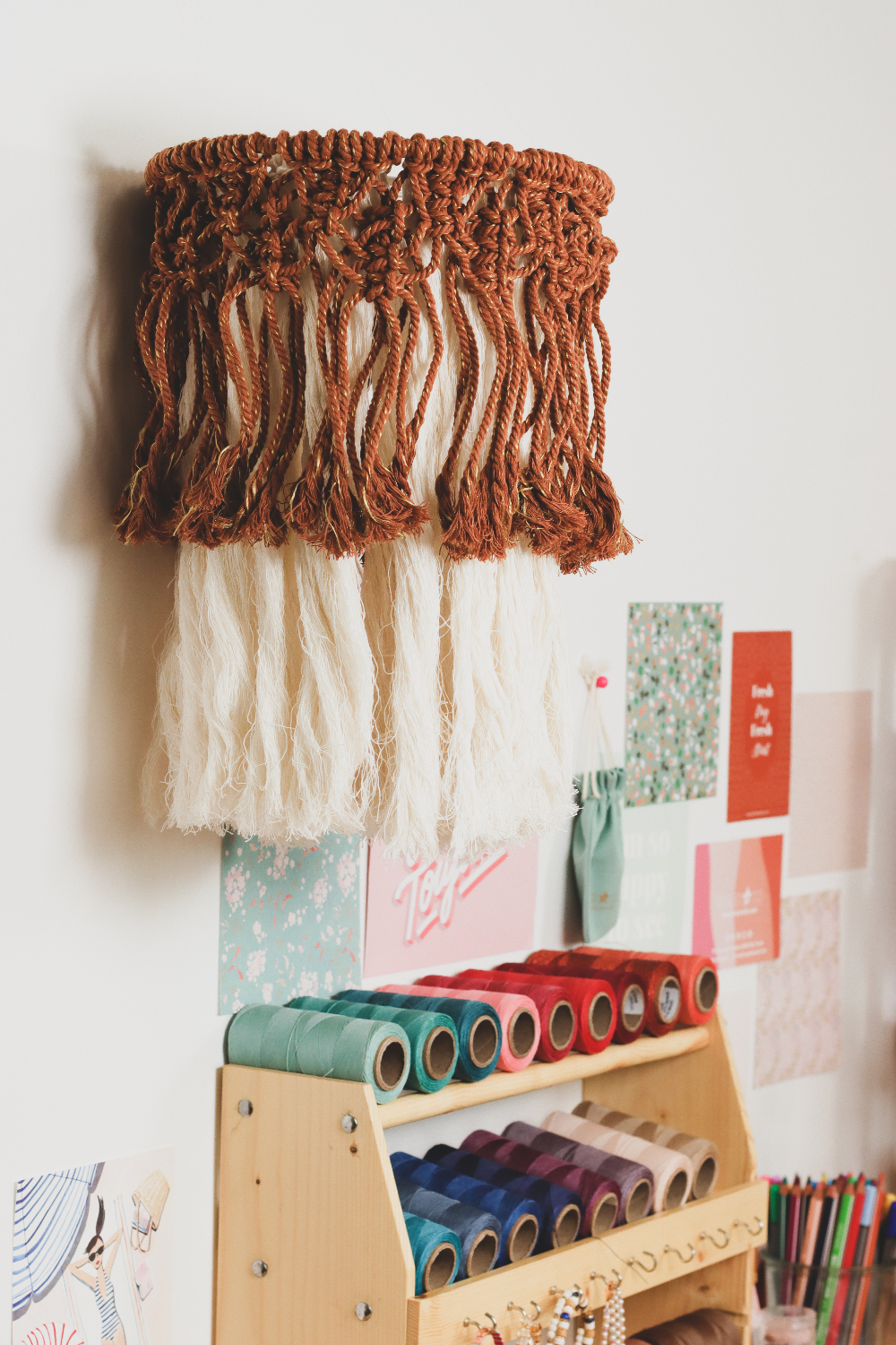 Esquema DIY Lámpara colgante de macramé bohemio en dos tonos Esquema DIY Lámpara colgante de macramé bohemio en dos tonos