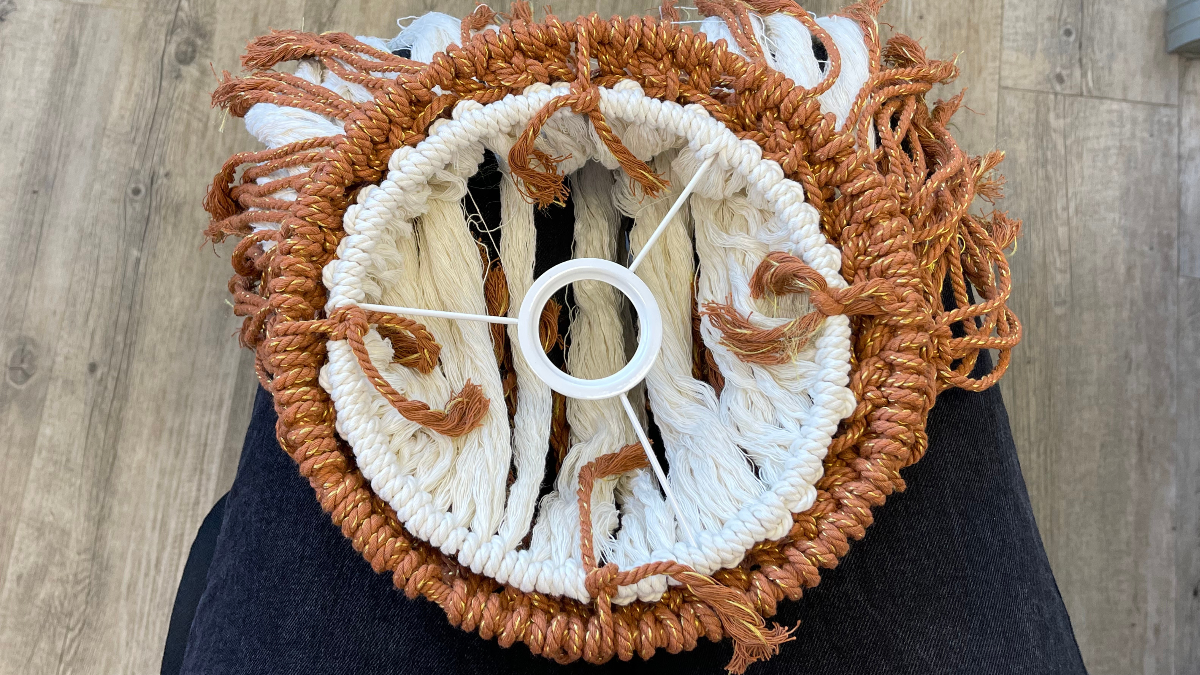 DIY Lámpara colgante de macramé bohemio en dos tonos : Paso 7 DIY Lámpara colgante de macramé bohemio en dos tonos : Paso 7