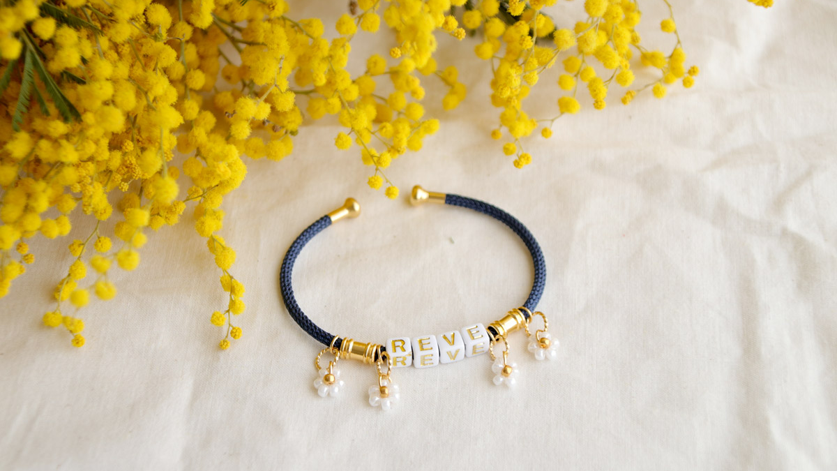 Esquema Pulsera con colgantes de margaritas en perlas Esquema Pulsera con colgantes de margaritas en perlas