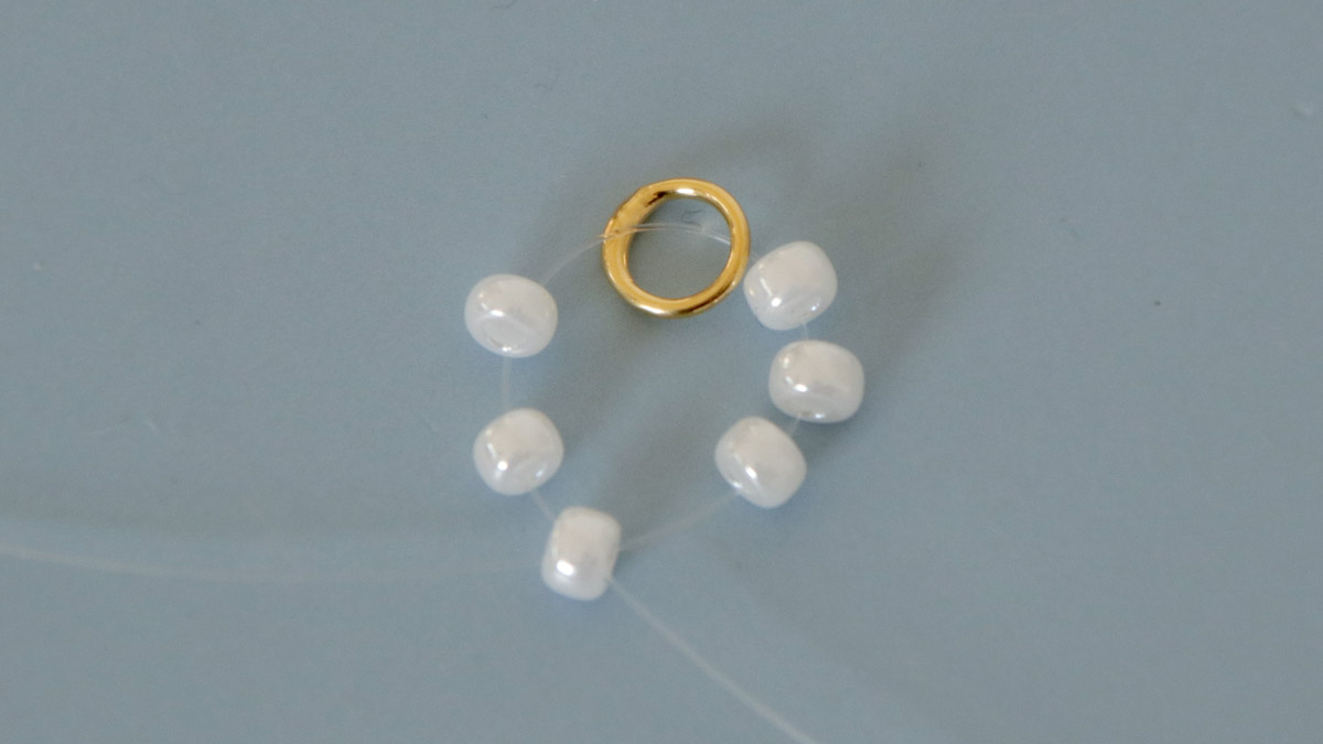 Pulsera con colgantes de margaritas en perlas : Paso 1 Pulsera con colgantes de margaritas en perlas : Paso 1