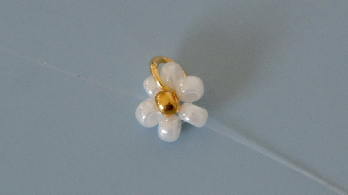 Pulsera con colgantes de margaritas en perlas : Paso 2 Pulsera con colgantes de margaritas en perlas : Paso 2