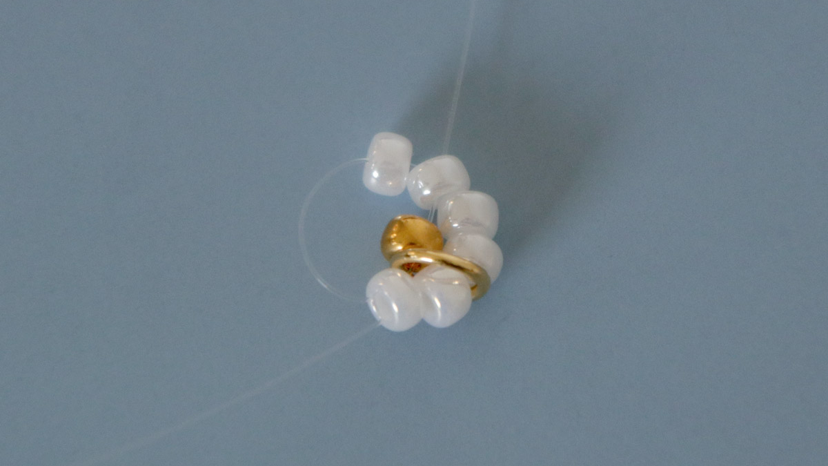 Pulsera con colgantes de margaritas en perlas : Paso 3 Pulsera con colgantes de margaritas en perlas : Paso 3