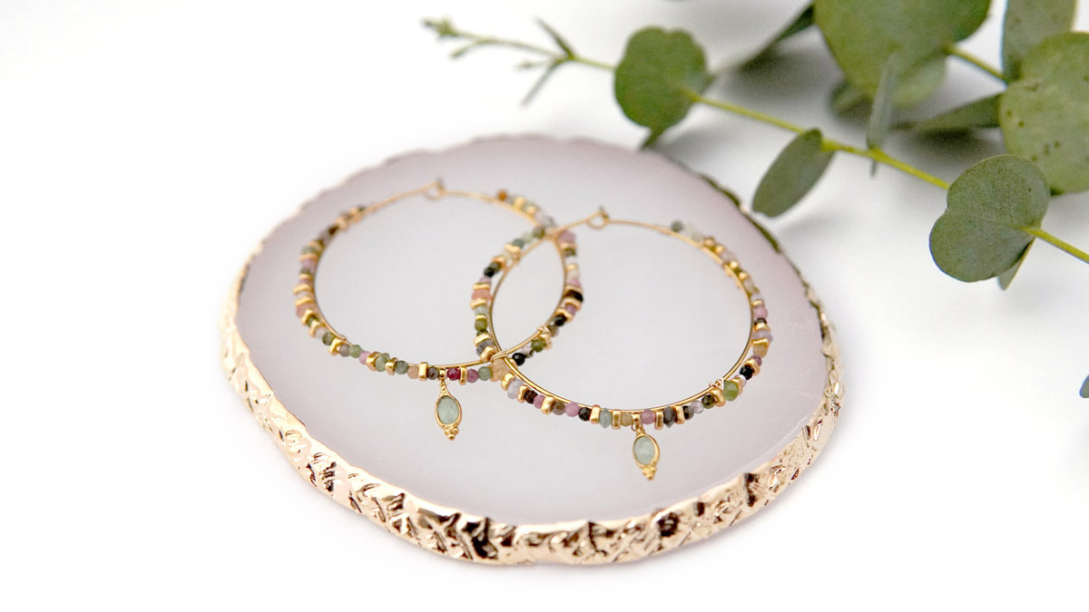 Esquema Pendientes de aro de acero inoxidable chapado en oro con cuentas de turmalina