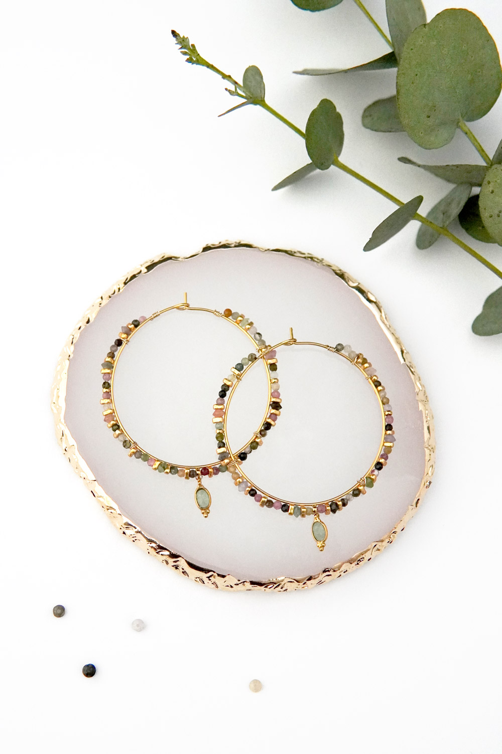 Esquema Pendientes de aro de acero inoxidable chapado en oro con cuentas de turmalina