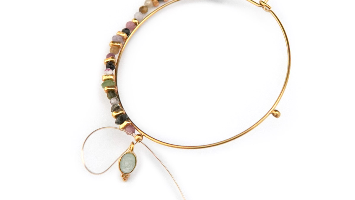 Pendientes de aro de acero inoxidable chapado en oro con cuentas de turmalina : Paso 4