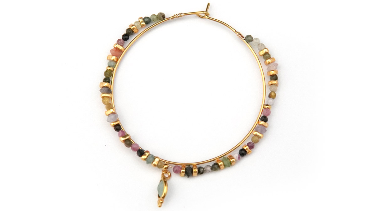 Pendientes de aro de acero inoxidable chapado en oro con cuentas de turmalina : Paso 5