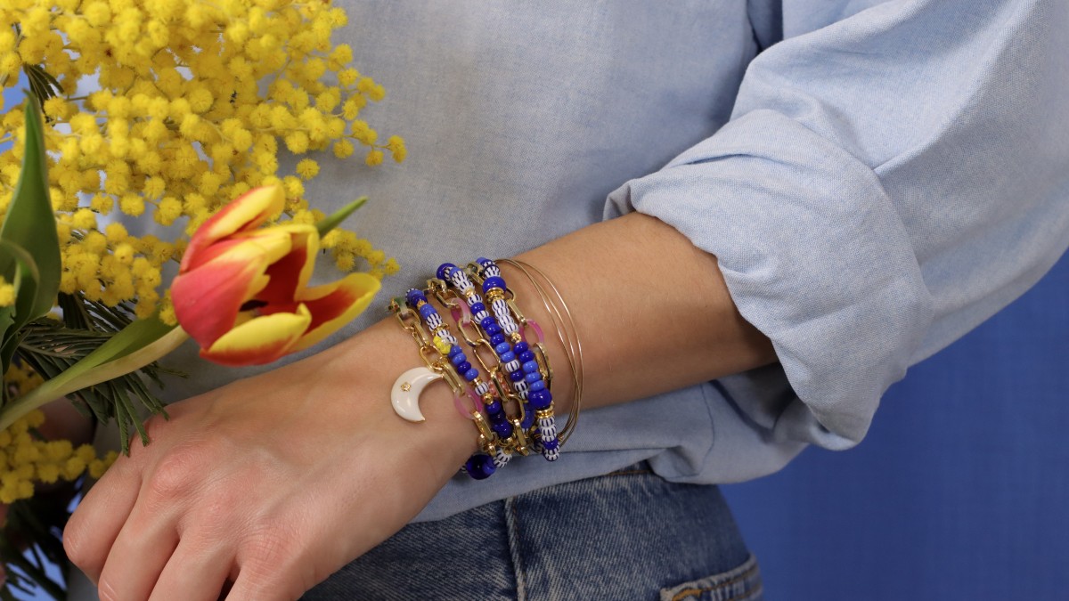 Pulsera de varias vueltas con cuentas de semillas y flores de margarita