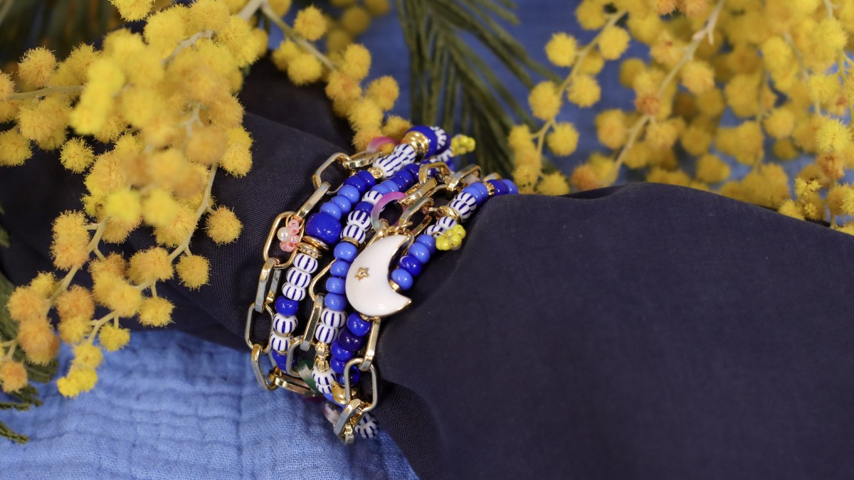 Esquema Pulsera de varias vueltas con cuentas de semillas y flores de margarita Esquema Pulsera de varias vueltas con cuentas de semillas y flores de margarita