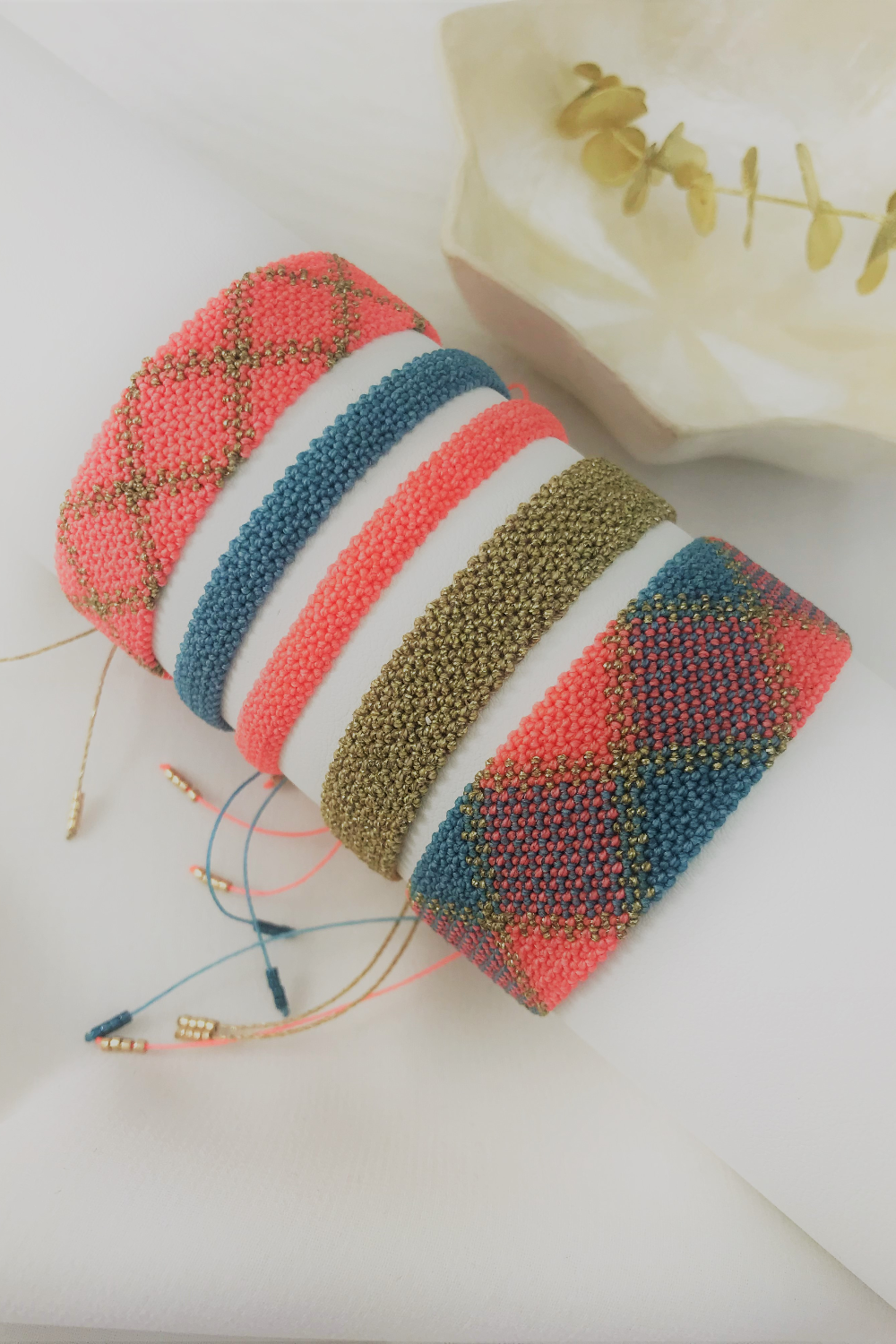 Pulseras lisas o estampadas en micro macramé con hilo encerado Linhasita