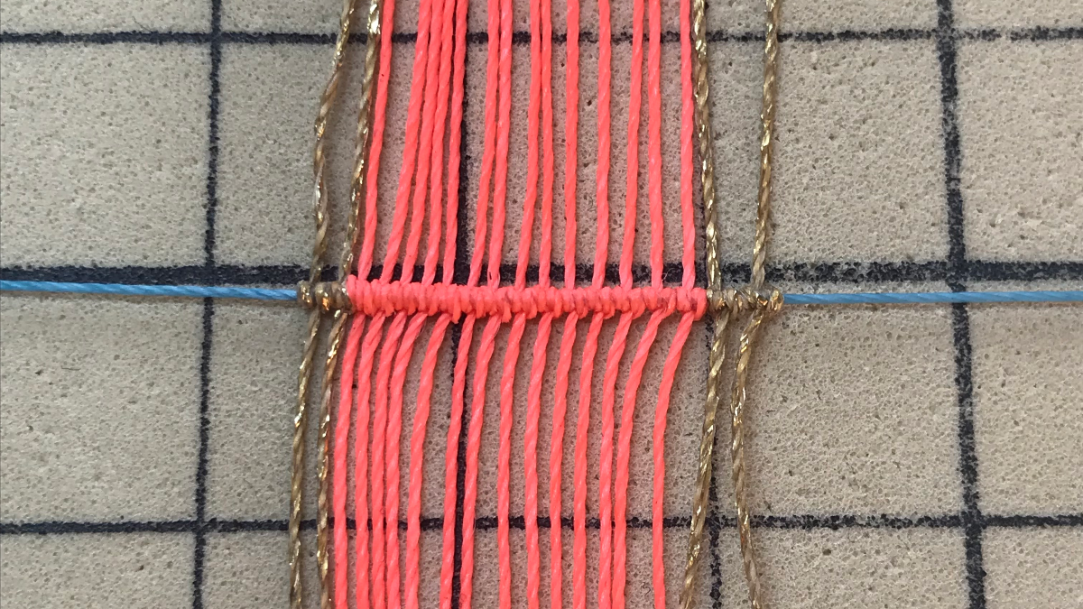 Pulseras lisas o estampadas en micro macramé con hilo encerado Linhasita : Paso 4