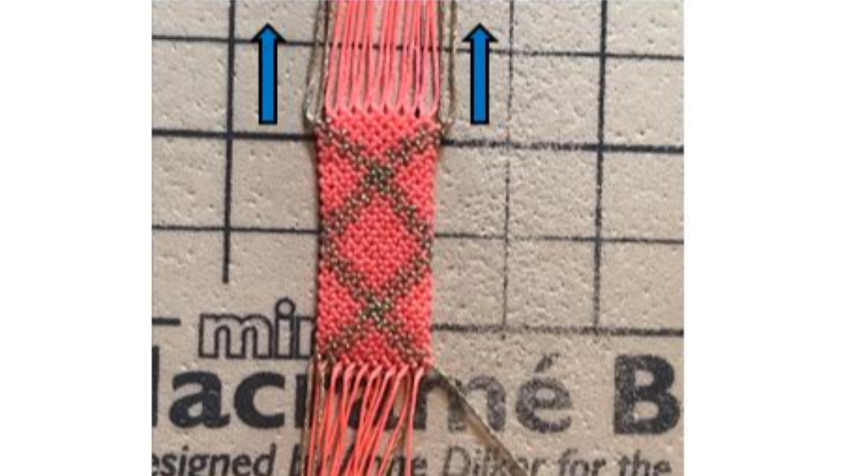 Pulseras lisas o estampadas en micro macramé con hilo encerado Linhasita : Paso 12