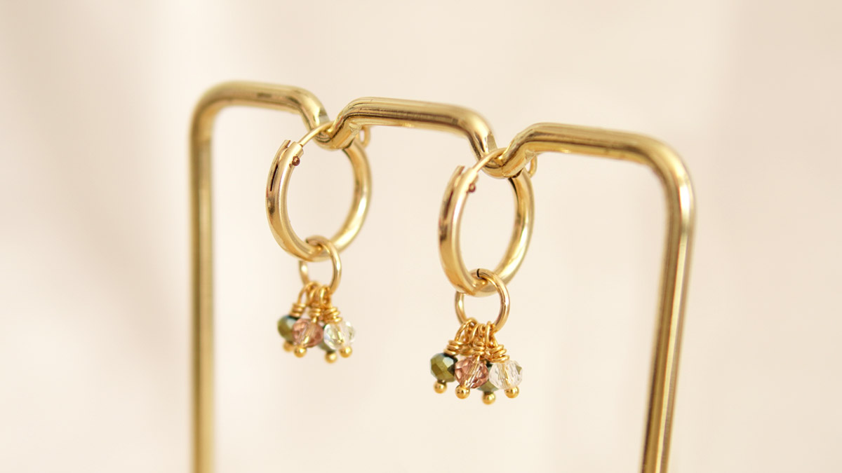 DIY Pendientes de aro dorados con cuentas de perlas DIY Pendientes de aro dorados con cuentas de perlas