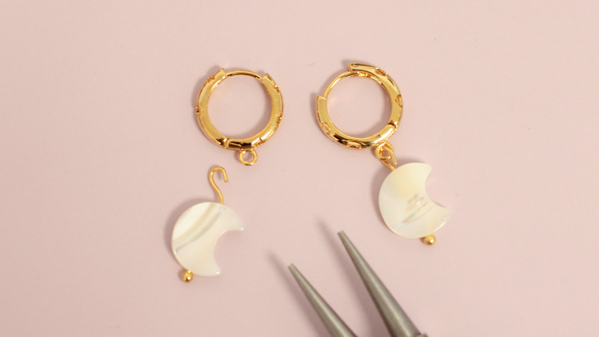 DIY Pendientes de aro dorados con cuentas de perlas : Paso 2 DIY Pendientes de aro dorados con cuentas de perlas : Paso 2