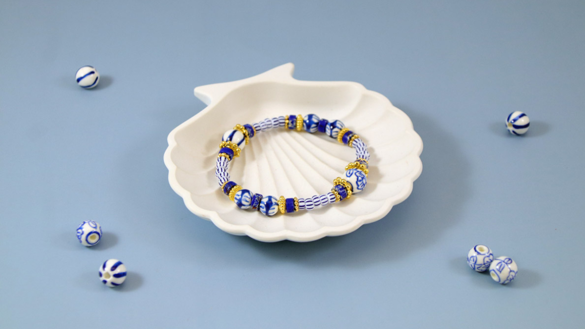 Pulsera elástica con cuentas de cerámica azul pintadas a mano Pulsera elástica con cuentas de cerámica azul pintadas a mano