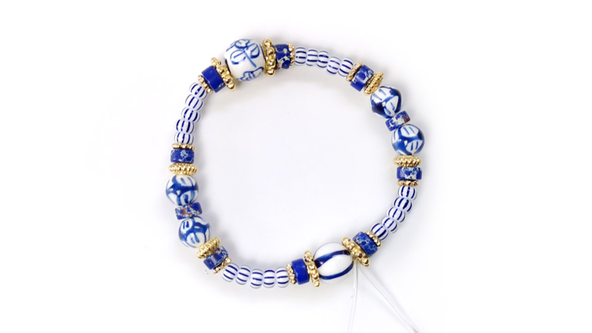 Pulsera elástica con cuentas de cerámica azul pintadas a mano : Paso 2 Pulsera elástica con cuentas de cerámica azul pintadas a mano : Paso 2