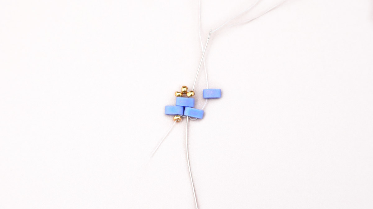 Pulsera de tejido de tilas con pequeñas flores en cuentas de semillas Miyuki : Paso 6