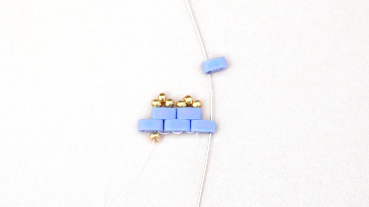 Pulsera de tejido de tilas con pequeñas flores en cuentas de semillas Miyuki : Paso 9