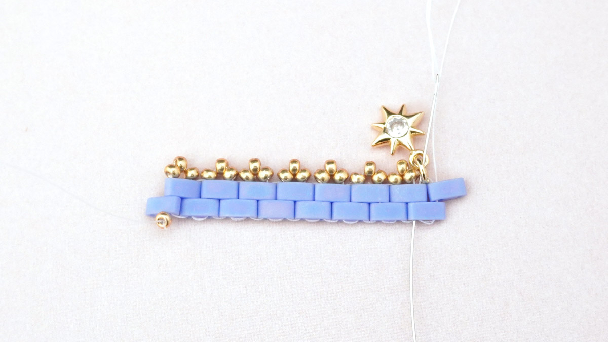 Pulsera de tejido de tilas con pequeñas flores en cuentas de semillas Miyuki : Paso 11