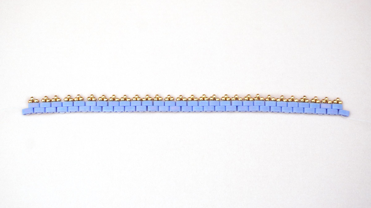 Pulsera de tejido de tilas con pequeñas flores en cuentas de semillas Miyuki : Paso 13
