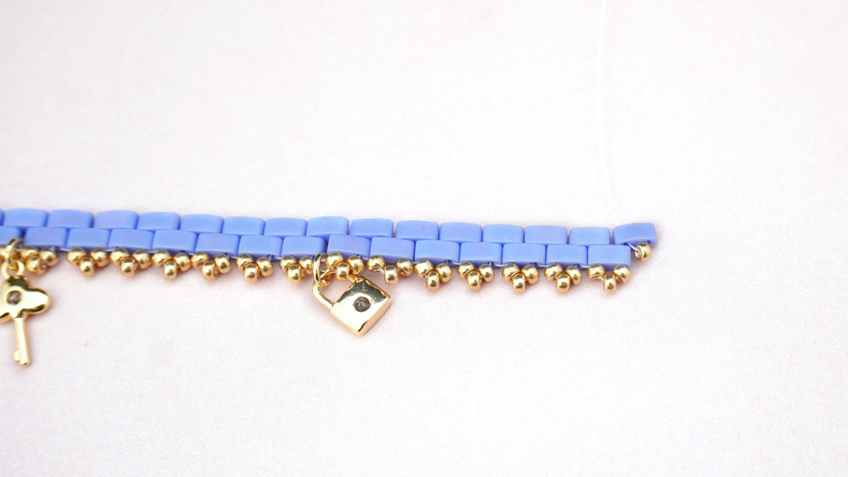 Pulsera de tejido de tilas con pequeñas flores en cuentas de semillas Miyuki : Paso 14