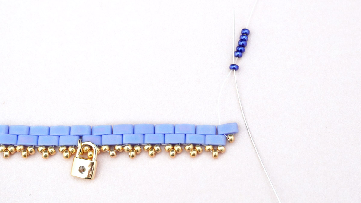 Pulsera de tejido de tilas con pequeñas flores en cuentas de semillas Miyuki : Paso 15