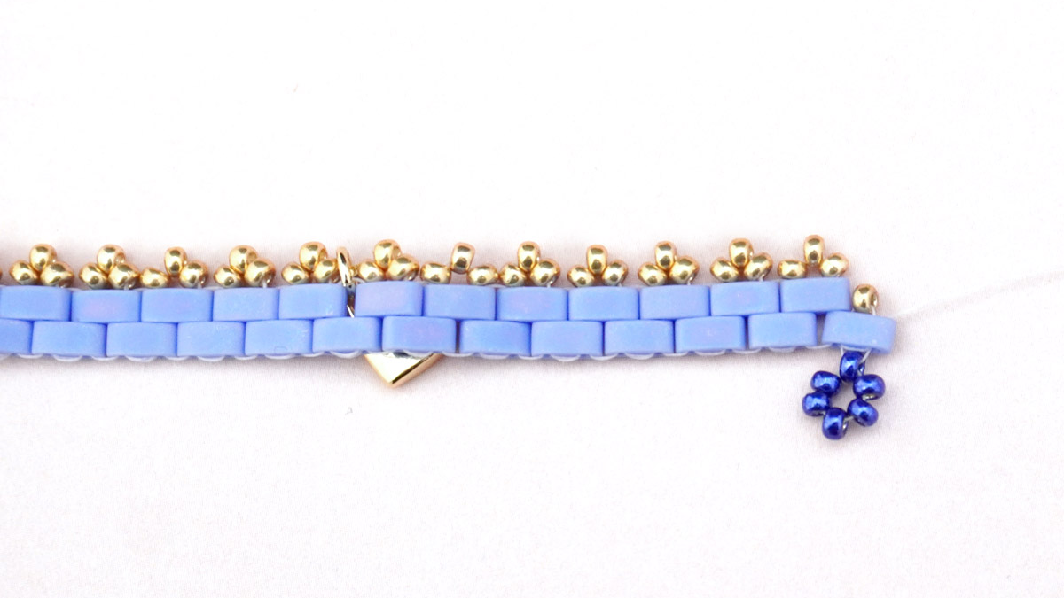 Pulsera de tejido de tilas con pequeñas flores en cuentas de semillas Miyuki : Paso 16