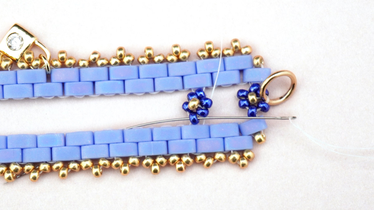 Pulsera de tejido de tilas con pequeñas flores en cuentas de semillas Miyuki : Paso 27