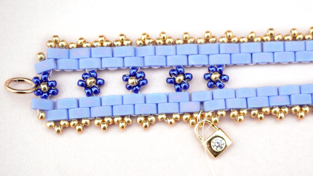 Pulsera de tejido de tilas con pequeñas flores en cuentas de semillas Miyuki : Paso 29