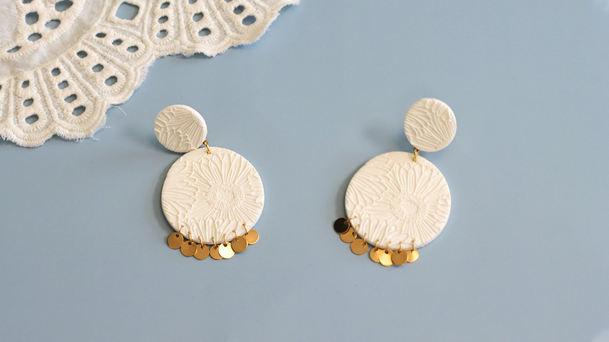 Pendientes de arcilla polimérica con placa de textura Moiko Pendientes de arcilla polimérica con placa de textura Moiko