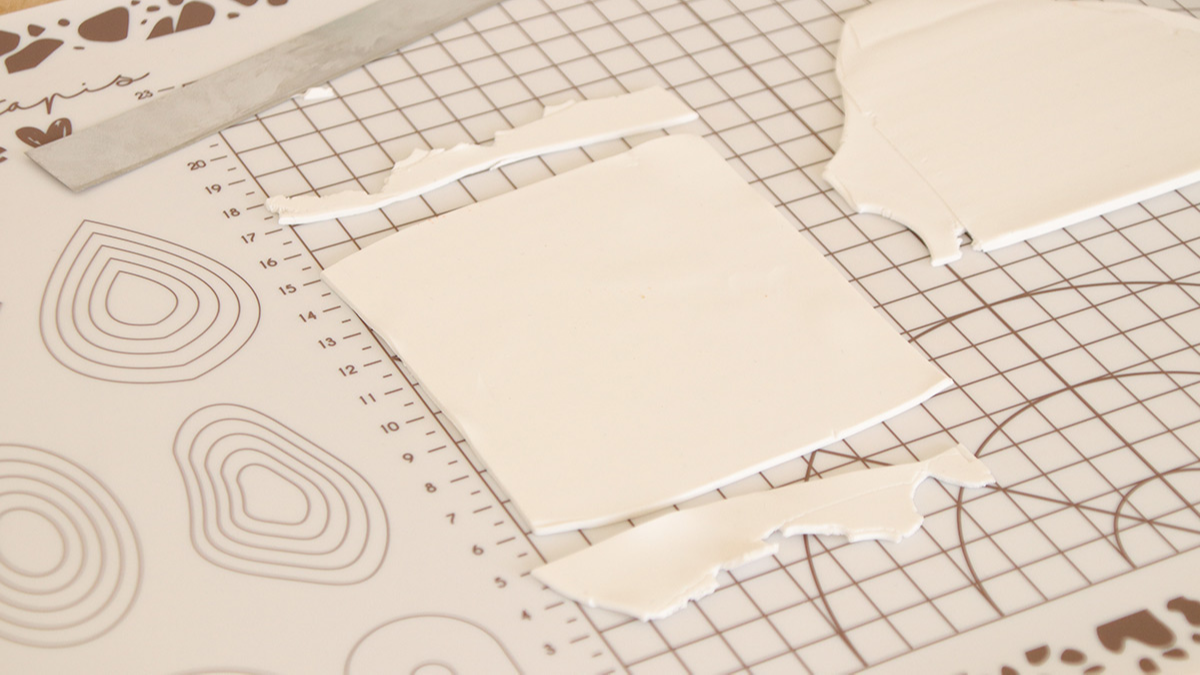 Pendientes de arcilla polimérica con placa de textura Moiko : Paso 3