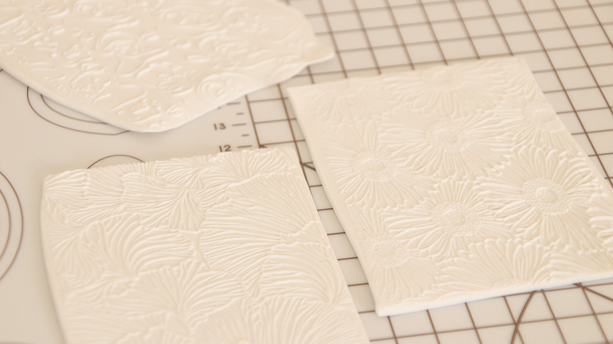 Pendientes de arcilla polimérica con placa de textura Moiko : Paso 5