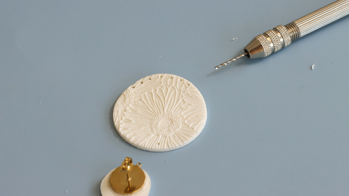 Pendientes de arcilla polimérica con placa de textura Moiko : Paso 6