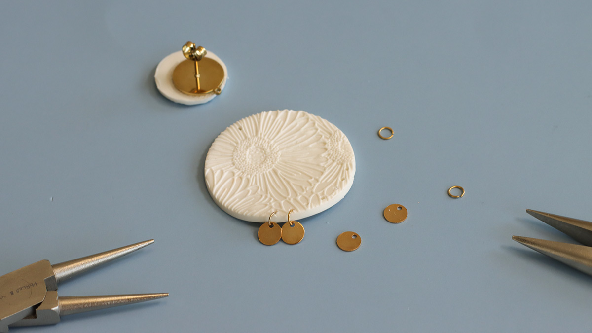 Pendientes de arcilla polimérica con placa de textura Moiko : Paso 7