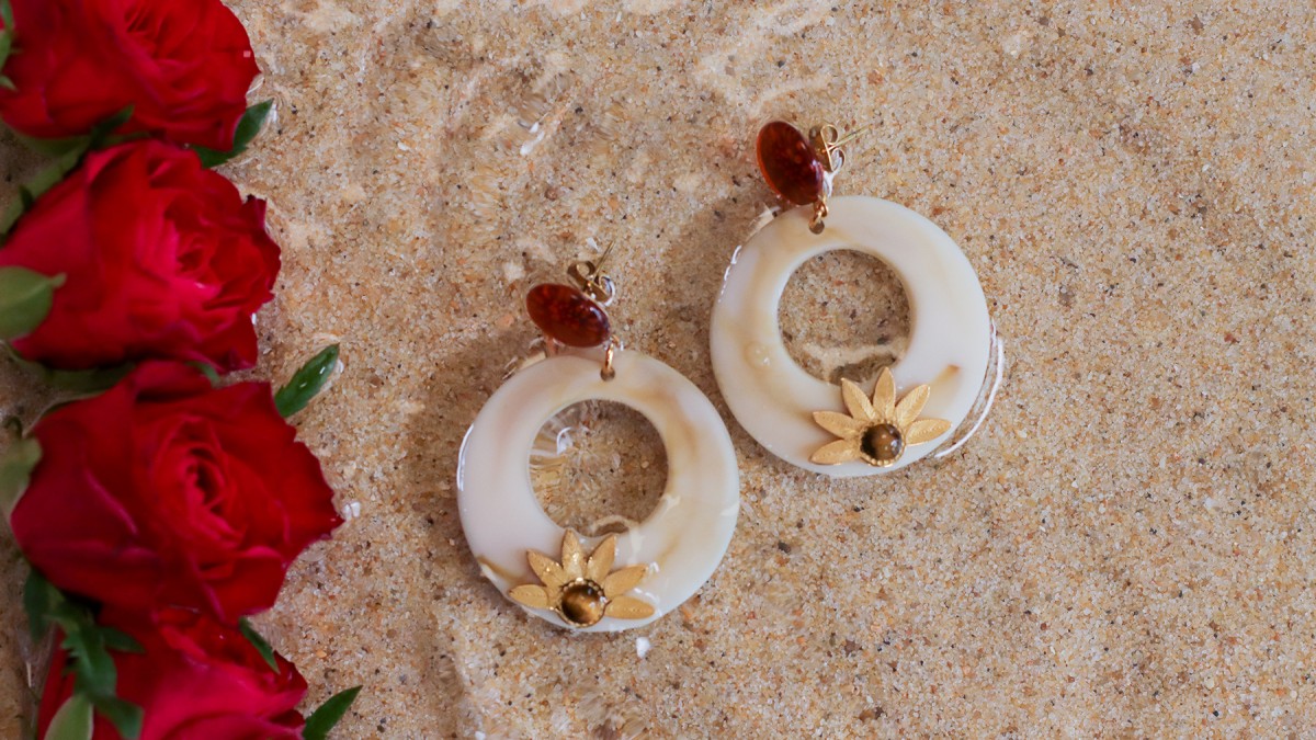 Pendientes de resina y cabujones de piedras preciosas Pendientes de resina y cabujones de piedras preciosas