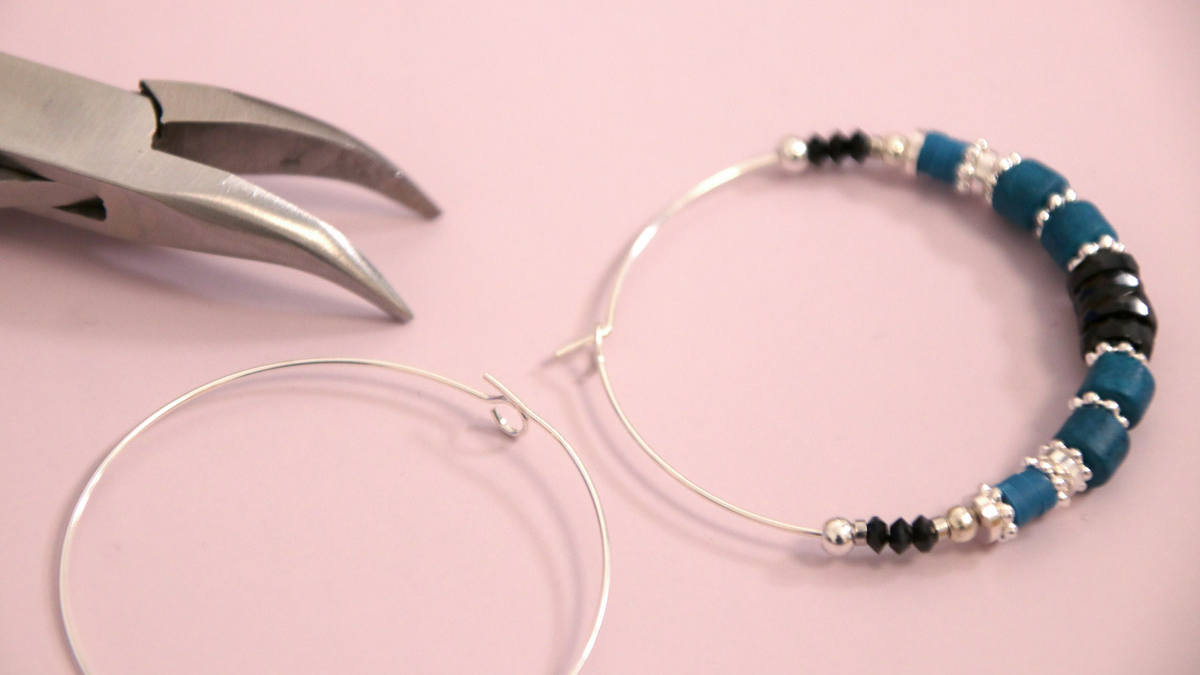 Pendientes de aro de plata con heishis y cuentas de ónix : Paso 1