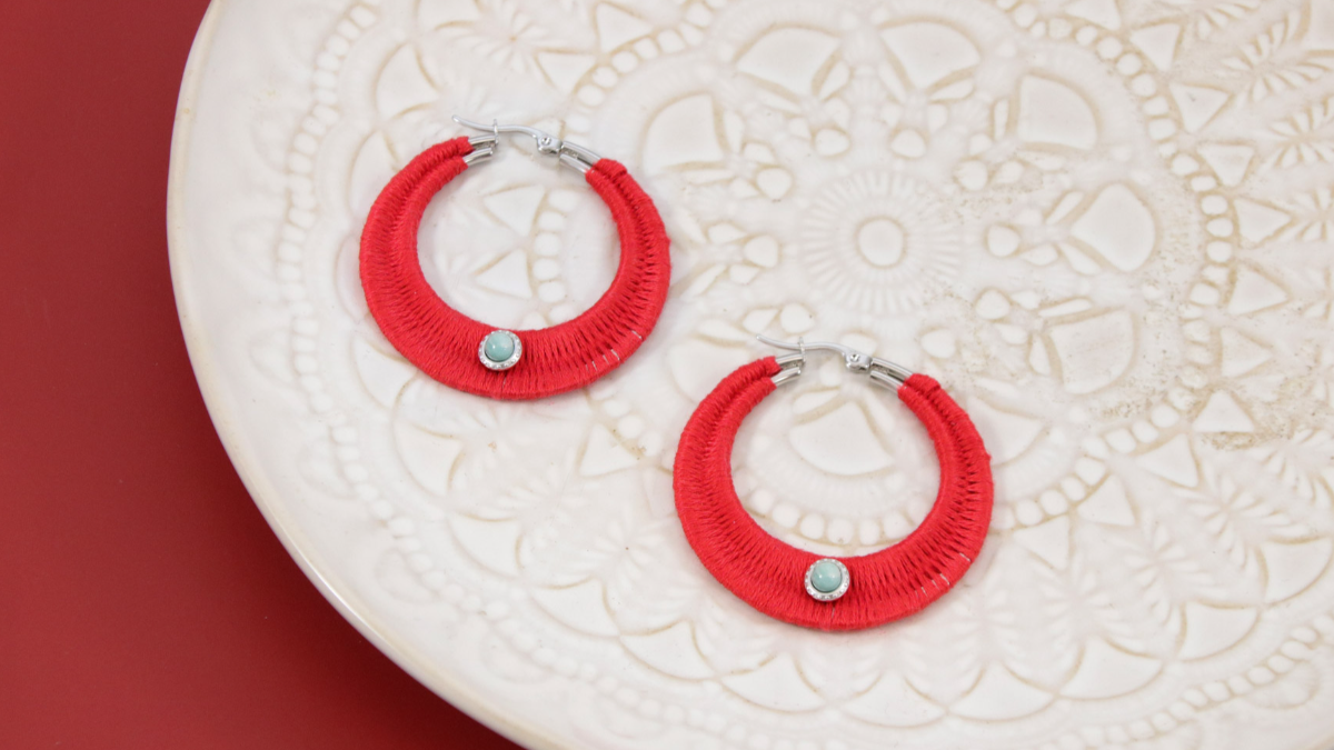 Criollos con hilo rojo trenzado y piedras preciosas Criollos con hilo rojo trenzado y piedras preciosas