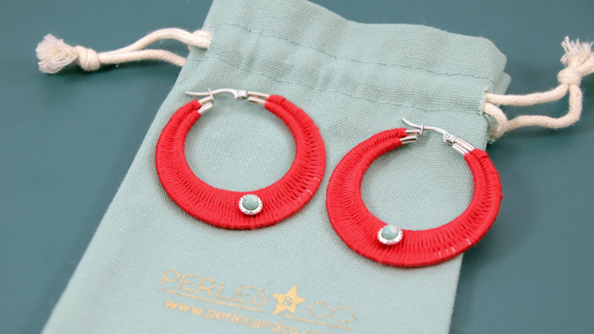 Esquema Criollos con hilo rojo trenzado y piedras preciosas Esquema Criollos con hilo rojo trenzado y piedras preciosas